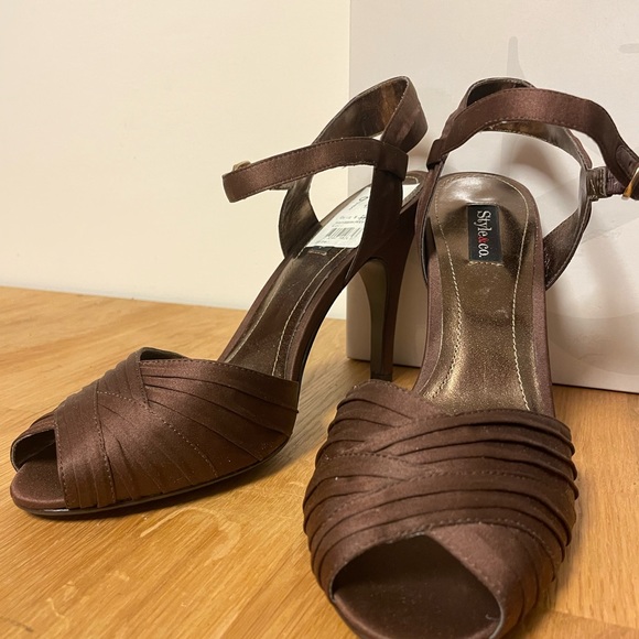 Strappy heels with peek a boo toe - Picture 4 of 5